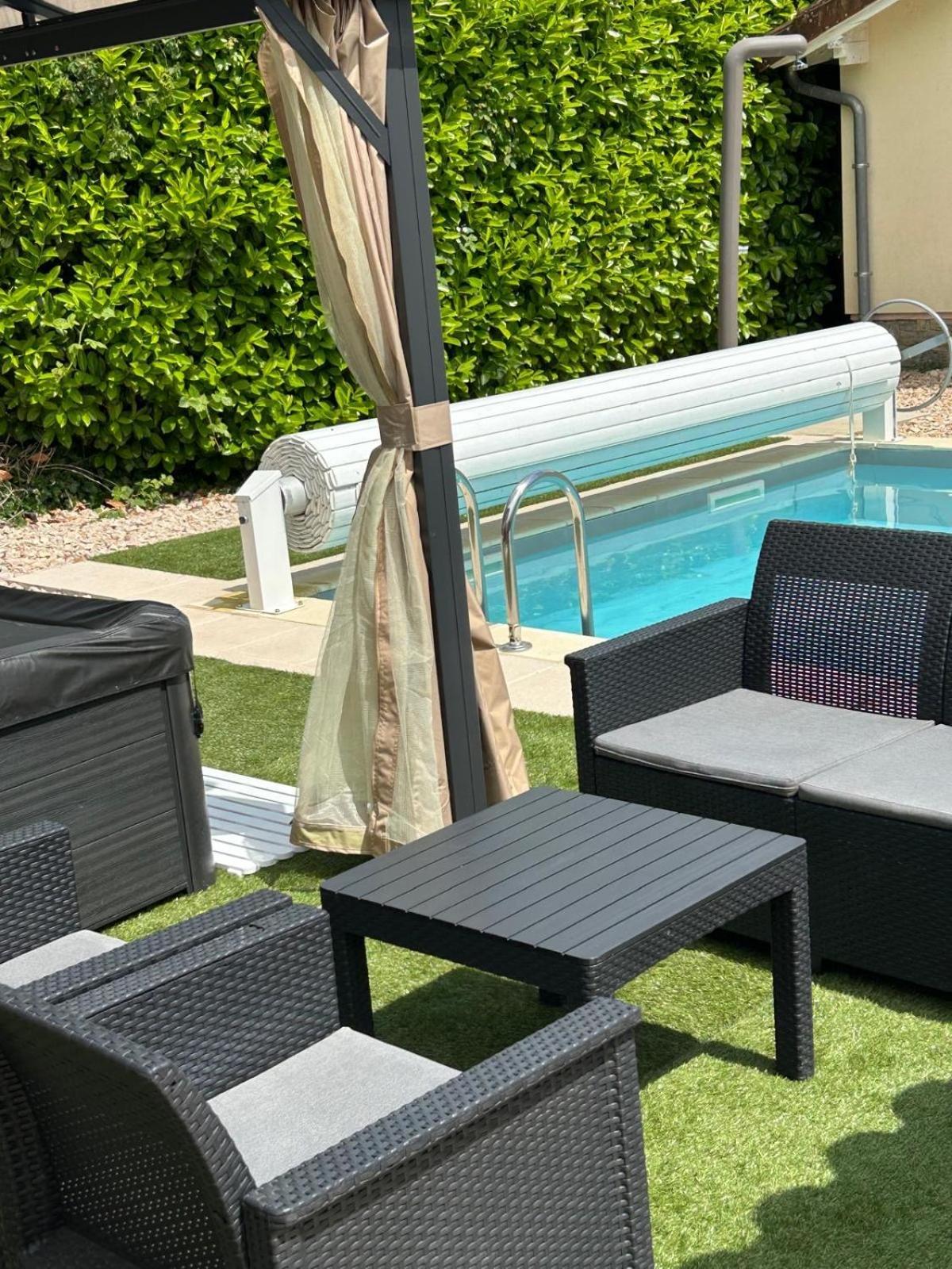 Jolie Villa Independante Climatisee 3 Chambres Tout Confort 6 Couchages, Piscine Chauffee 4 X 8 Disponible Selon Meteo De Mai A Fin Septembre, Jacuzzi 4 Places, Boulodrome Eclaire, Ping-Pong, Wifi, Proche Commerces Animaux Domestiques Sur Demande Bretenoux エクステリア 写真